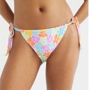 No Boundaries juniors tunnel side tie bikini bottoms, floral.  Size Small (3-5)
